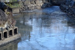 2/9　平、日中も厳しい冷え込みで、松ヶ岡公園のひょうたん池に氷が張る