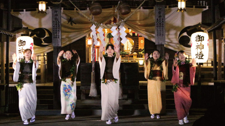 温泉神社ライトアップ　フラ女将らもダンスを披露